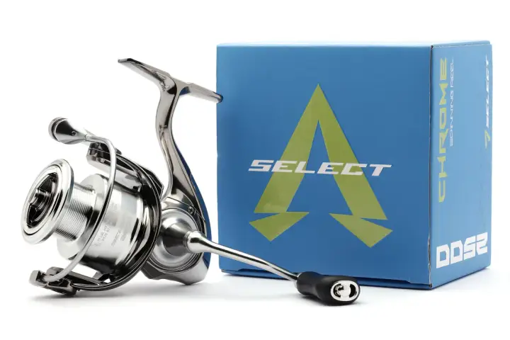 Elegancki kołowrotek spinningowy 4000 Select Chrome, gotowy do akcji. Obok pudełko z logo marki.