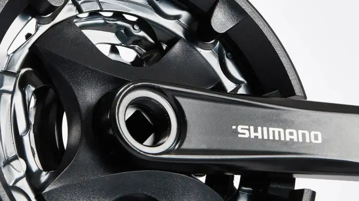 Czarne korby rowerowe Shimano, gotowe do montażu. Wybór między Sram vs Shimano to odwieczna dyskusja rowerzystów.
