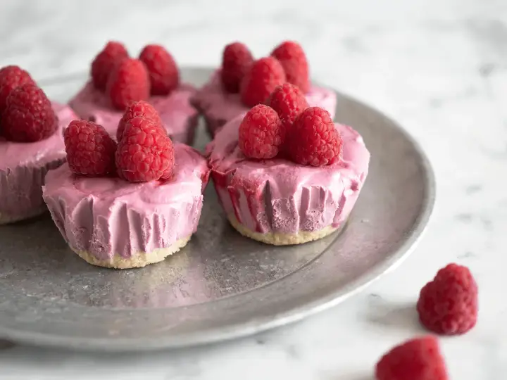 Små rosa bakelser med hallon på, perfekta att baka utan ugn.