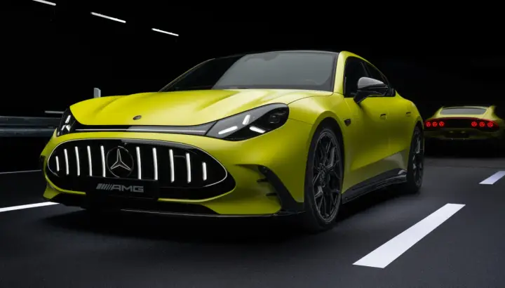 Jaskrawożółty Mercedes-AMG GT 63 z czarnym dachem i felgami, na ciemnym tle z białymi pasami drogowymi.