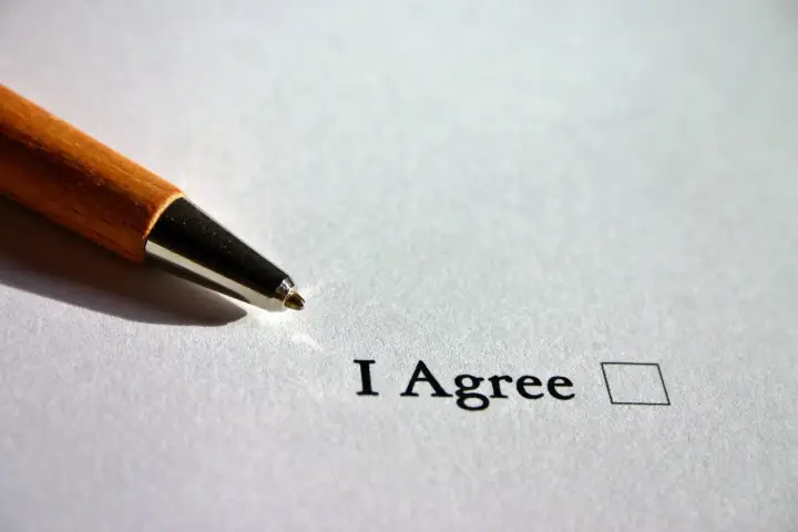 Długopis zbliża się do pola wyboru obok napisu "I Agree". To może być część testu B1 English.