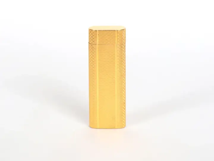 Briquet Cartier doré, finement guilloché. Une pièce de collection dont l'estimation est en cours.