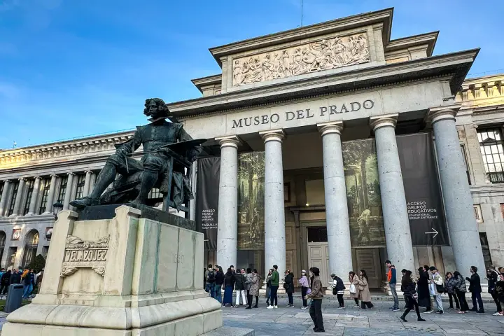 Pomnik Velázqueza przed Museo del Prado w Madrycie. Tłum turystów czeka na wejście do muzeum.