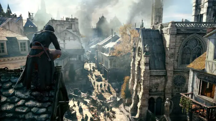 Postać w kapturze obserwuje z dachu zgiełk ulicy w Paryżu, gdzie rozgrywa się akcja gry AC Unity.