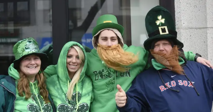Ludzie w zielonych strojach i sztucznych brodach świętują Święto Świętego Patryka.