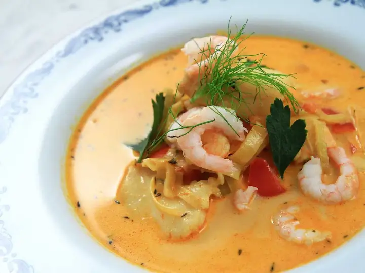 En krämig, solgul fisksoppa med räkor, dill och persilja. En riktig delikatess!
