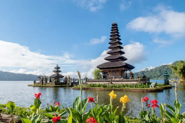 Świątynia Pura Ulun Danu Bratan na Bali, symbol balijskiej religii, majestatycznie wznosi się nad jeziorem.