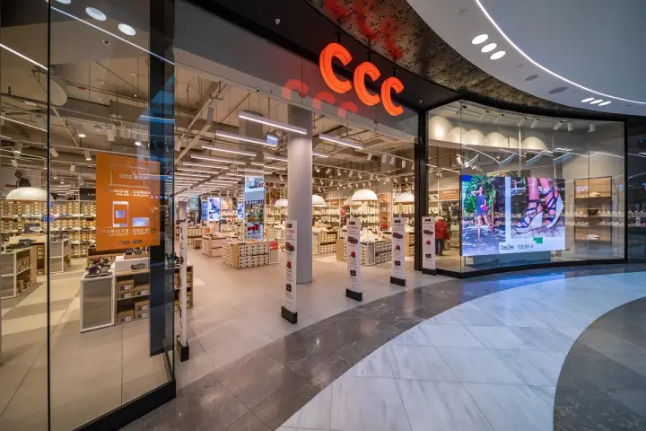 Wnętrze sklepu CCC, jednej z znanych sieciówek odzieżowych, pełne butów i torebek.
