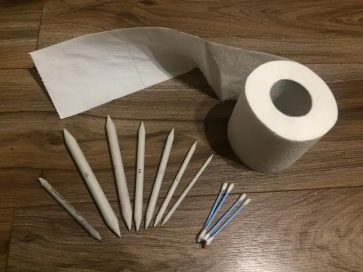 Narzędzia do blendowania: papier toaletowy, pędzle i patyczki higieniczne. Dowiedz się, jak rozcierać pastele olejne.