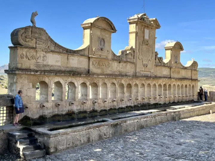 Fontana monumentale con archi e getti d'acqua, un luogo da scoprire ad Agira.