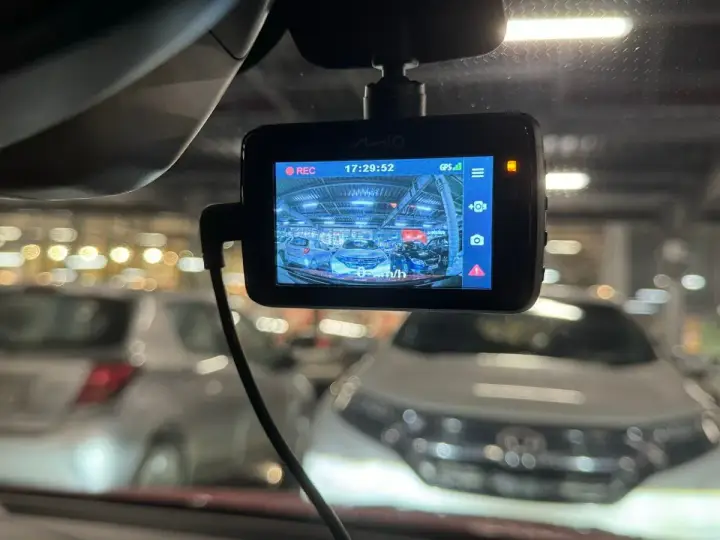 Wideorejestrator Mio nagrywa parking w Czechach. Widok z kamery samochodowej na rząd aut.