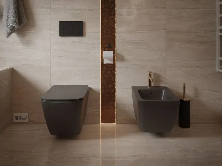 Nowoczesna łazienka z podwieszanym WC i bidetem. Dowiedz się, jak siadać na bidet, by higiena była komfortowa.