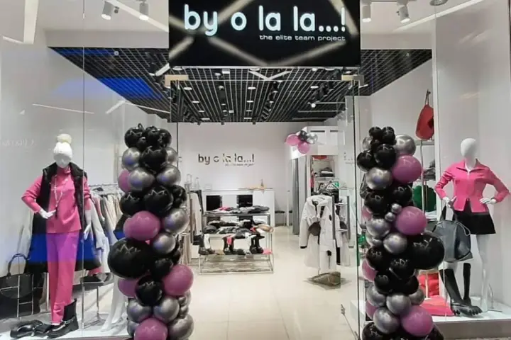 By o la la...! Kto jest właścicielem tego sklepu z modnymi ubraniami? Balony w kolorach czarnym, różowym i srebrnym ozdabiają wejście.