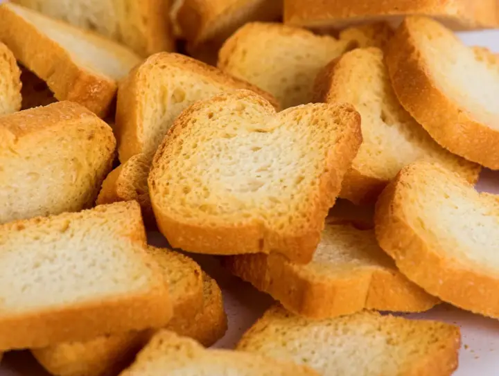 Ein Haufen knuspriger Zwieback-Scheiben. Ob zwieback gesund ist, hängt von den Zutaten ab, aber er ist ein beliebter Snack.