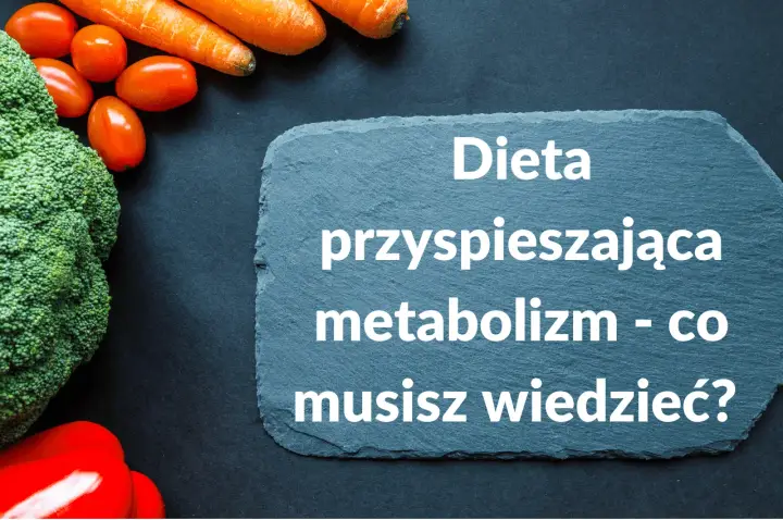 Brokuł, marchewki i pomidorki na czarnym tle. Na kamiennej tablicy napis: "Dieta przyspieszająca metabolizm - co musisz wiedzieć?".
