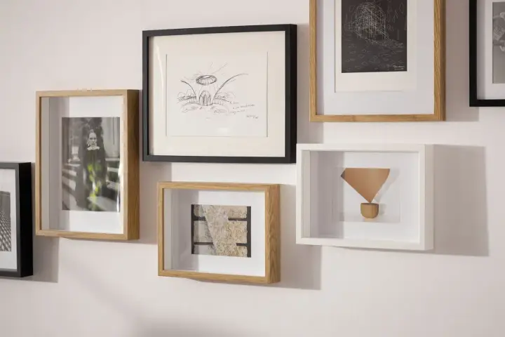 Galeria ścienna z różnymi obrazami i ramkami. Dowiedz się, jak powiesić obraz, tworząc własną, unikalną kompozycję.