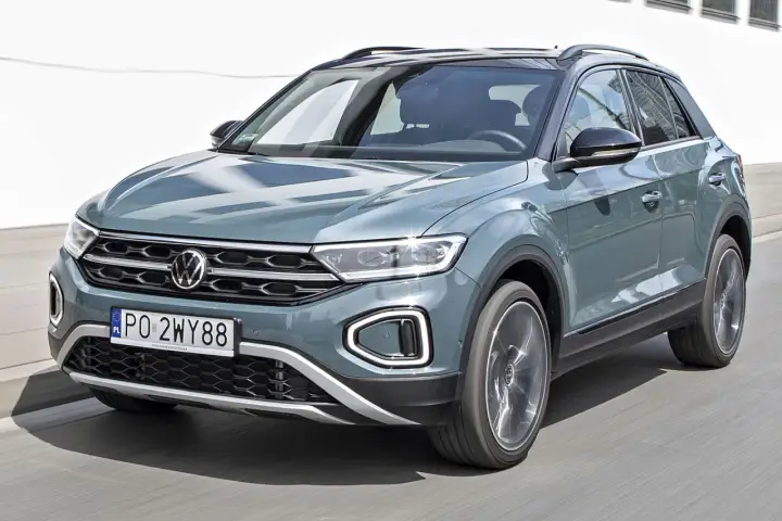 Szary Volkswagen T-Roc w ruchu. Sprawdź aktualną volkswagen t-roc cena i wybierz swój wymarzony SUV.