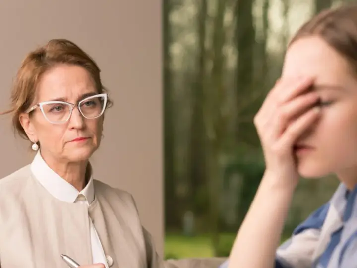Doświadczona kurator wspiera młodą osobę w trudnym momencie.