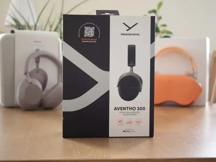 Pudełko słuchawek beyerdynamic Aventho 300 z logo Dolby Atmos, sugerujące immersyjne wrażenia dźwiękowe.