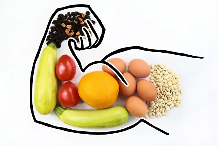 Zwiększ estrogen naturalnie! Na talerzu: cukinia, pomidory, pomarańcza, jajka, fasola i bakalie.