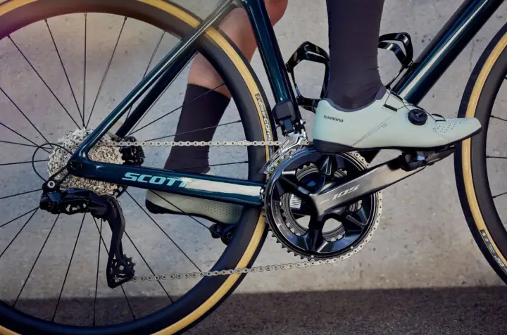 Rower Scott z grupą osprzętu Shimano 105 szosa. Widoczny mechanizm korbowy, przerzutka tylna i kaseta.