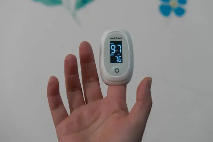 Pulsoksymetr na palcu pokazuje 97% nasycenia tlenem i 76 uderzeń na minutę. To dobry wynik, znacznie lepszy niż tętno spoczynkowe 50.