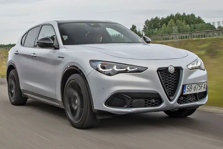 Srebrny Alfa Romeo Stelvio w ruchu. Sprawdź aktualną alfa romeo stelvio cena i wybierz swój wymarzony SUV.