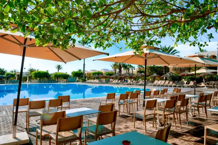 Basen i leżaki w Djerba Aqua Resort, idealne miejsce na relaks. Opinie gości potwierdzają wysoki standard.