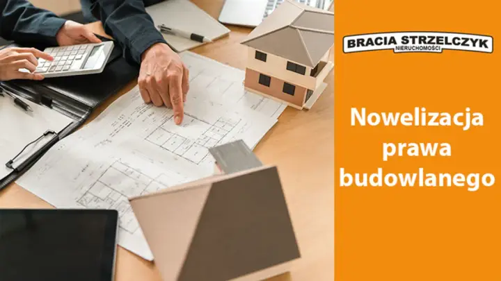 Zespół analizuje plany budowlane i model domu, omawiając nowelizację prawa budowlanego.