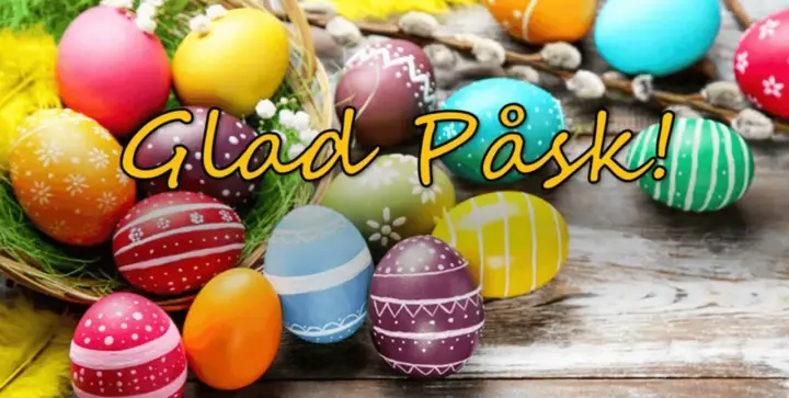 Färgglada påskägg i en korg och utspridda på träbord, med texten "Glad Påsk!". Perfekt för påsklov i Sverige.