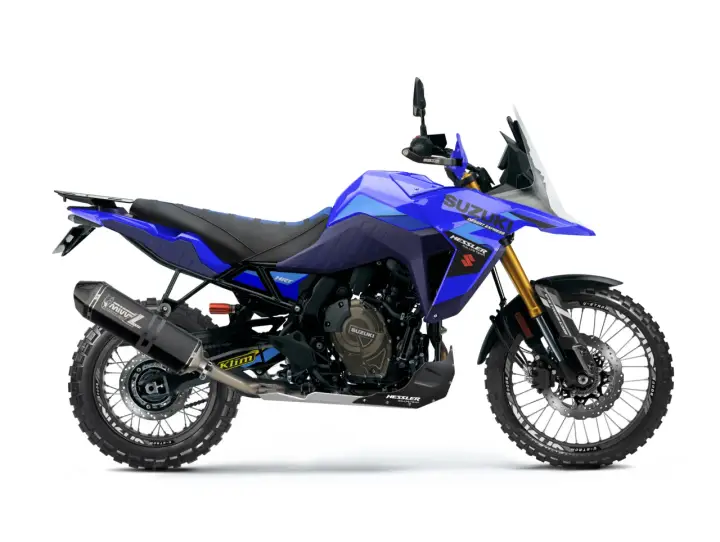Niebieski motocykl Suzuki V-Strom 800 DE z akcesoriami, gotowy na przygodę.