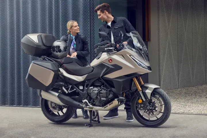 Para zwiedzająca motocykle z automatyczną skrzynią biegów. Nowoczesny design i praktyczne kufry zachęcają do wspólnych podróży.