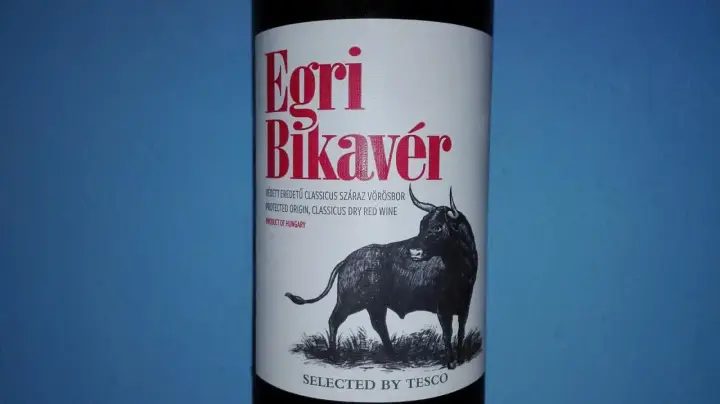 Egri Bikavér, wino bycza krew z Węgier, z rysunkiem byka. Wybrane przez Tesco.