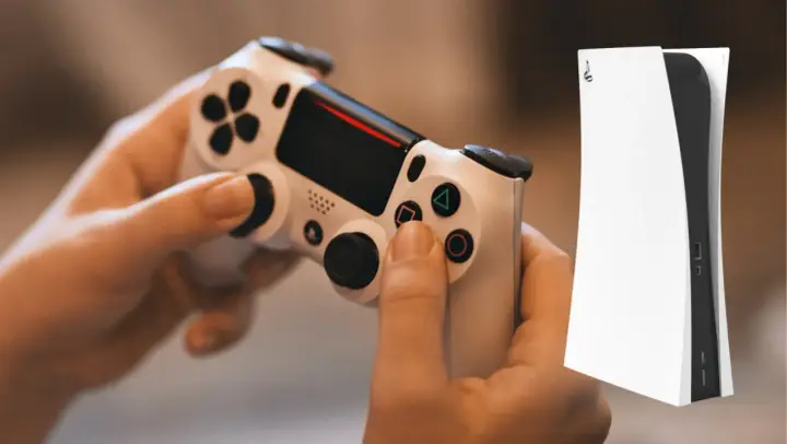 Ręce trzymające biały kontroler DualShock 4, obok konsoli PS5. Dowiedz się, jak podłączyć pada PS4 do PS5.