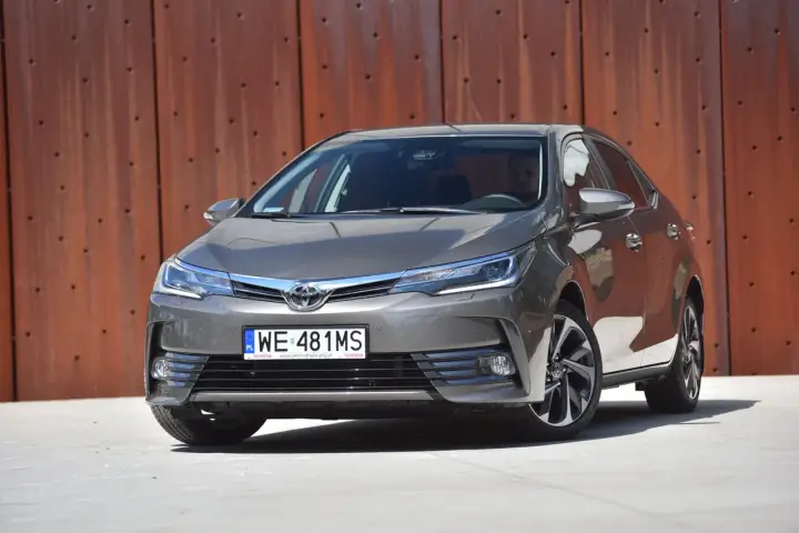 Szary sedan Toyota Corolla 1.6 benzyna, zapytaj o spalanie.