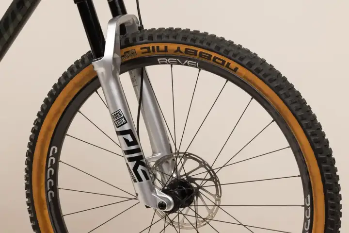 Amortyzatory Rock Shox Pike Ultimate, z klasyfikacją dla wymagających tras. Opona Schwalbe Nobby Nic.