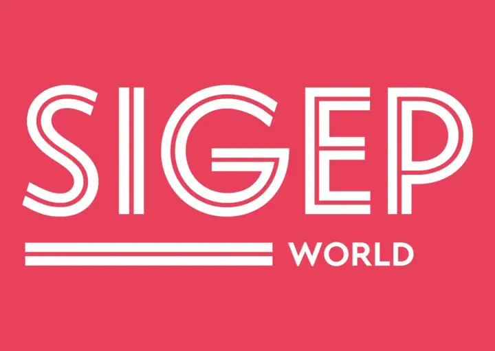 Logo bianco con scritta "SIGEP WORLD" su sfondo rosso corallo. L'evento si tiene a Rimini Fiera.