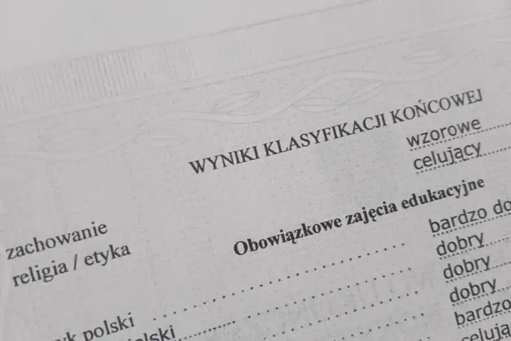 Wyniki klasyfikacji końcowej, kluczowe dla podania do szkoły średniej. Widoczne oceny z zachowania, religii i języka polskiego.