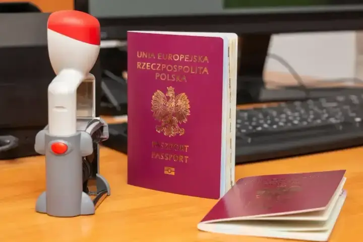 Gotowy paszport Polski i pieczątka czekają na wjazd do Bośni i Hercegowiny.