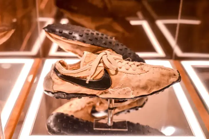 Pierwsze buty Nike, lekko zniszczone, z charakterystycznym czarnym logo.