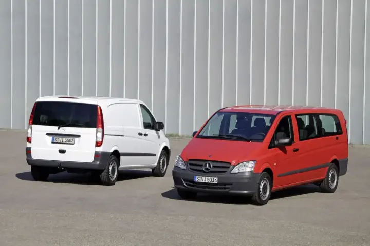 Dwa busy Mercedes-Benz Vito, jeden biały, drugi czerwony, stoją obok siebie. Czy to właśnie ten bus osobowy jest najmniej awaryjny?