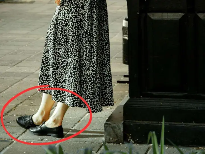 Elegancka sukienka midi w kropki i czarne mokasyny tworzą stylowe sukienka midi stylizacje na co dzień.