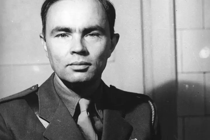 Portret mężczyzny w mundurze, przypominającego pruszyńskiego prozaika.