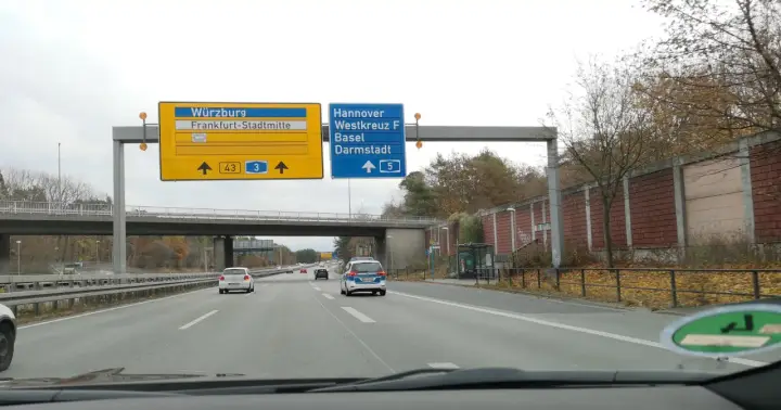 Autostrada A14 w Niemczech. Znaki kierują do Würzburga, Frankfurtu, Hanoweru, Baselu i Darmstadt.