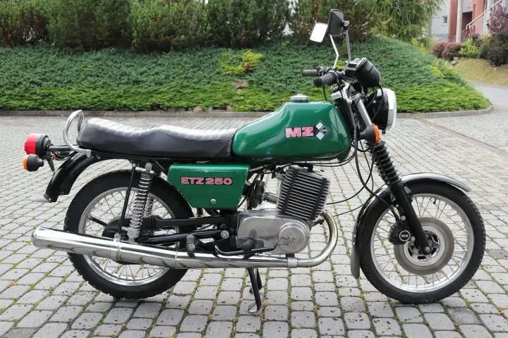 Zielony MZ ETZ 250, legendarny motocykl z NRD, który mimo swoich lat wciąż budzi emocje. Ile koni ma ten klasyk?