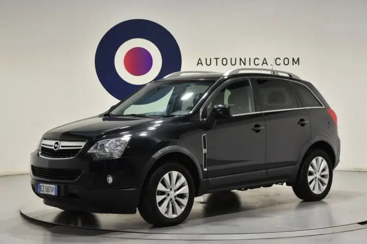 Opel Antara nera, un SUV spazioso. Non si notano particolari difetti evidenti in questa immagine.
