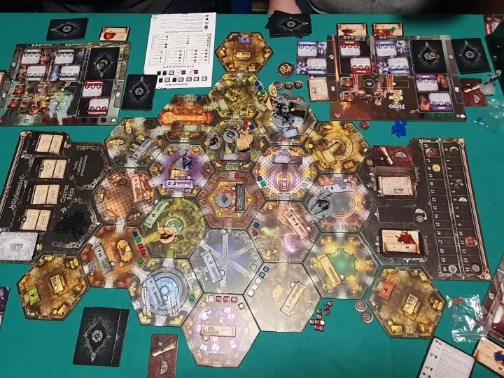 Gra planszowa "Black Rose Wars" z figurkami i kartami na heksagonalnej planszy.