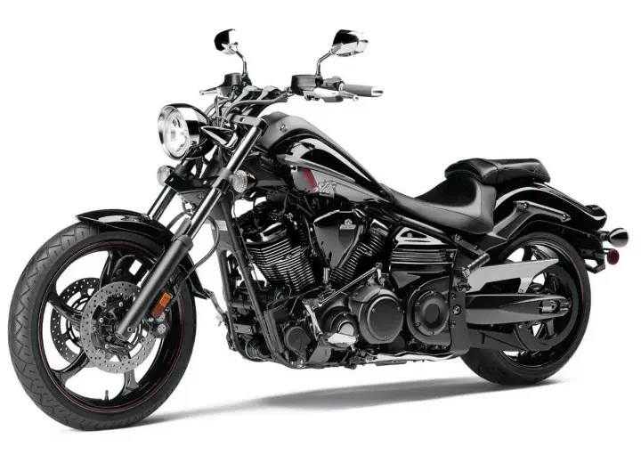 Czarny motocykl Yamaha Raider 1900, z chromowanymi elementami i sportowym wyglądem. Dane techniczne tego modelu są imponujące.
