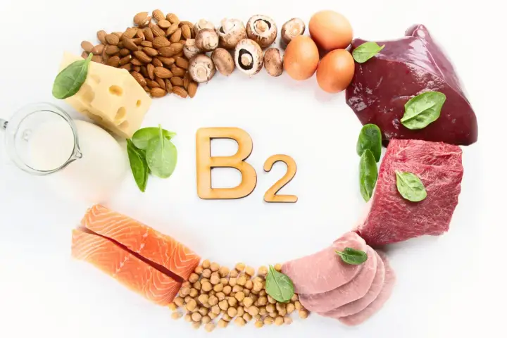 Witamina B2 na co? Produkty bogate w ryboflawinę: łosoś, mięso, wątróbka, jajka, nabiał, ser, migdały, grzyby, ciecierzyca, szpinak.