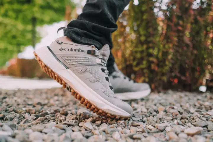 Szare buty Columbia, idealne na wędrówki po pustyni, z charakterystyczną podeszwą i logo marki.